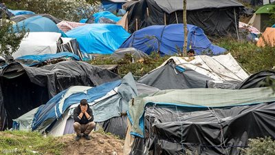 فرنسيون يغلقون طريقًا رئيسيًا للمطالبة بإغلاق مخيم كاليه