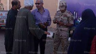 رئاسة الحسينية والجيش الثاني الميداني يدفعون بسيارة  مواد غذائية لمحدودى الدخل (صور)