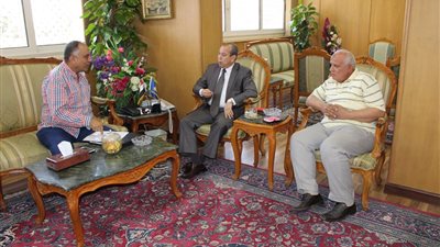 محافظ دمياط يلتقي رئيس فرع مياه الشرب