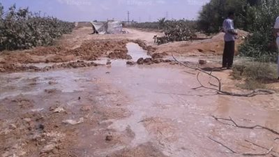 إزالة حالتي تعدى علي خط مياه الشرب في مطروح (صور)