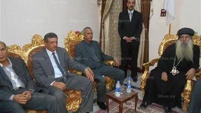 صلاة تجنيز القمص مكاريوس يوسف بسوهاج.. والمحافظ يقدم العزاء (صور)