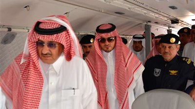 ولي العهد يتفقد أحدث طائرة انضمت لطيران الأمن C-295