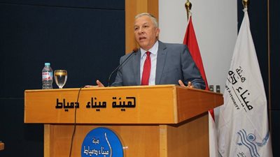 ميناء دمياط يستقبل 23 سفينة و28 آخريين فى انتظار الدخول