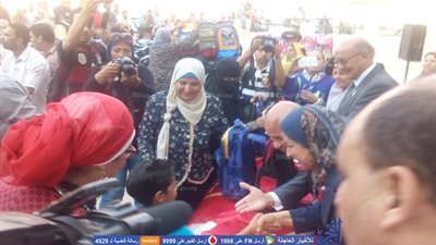 محافظ القاهرة يوزع 500 شنطة مدرسية على طلاب 