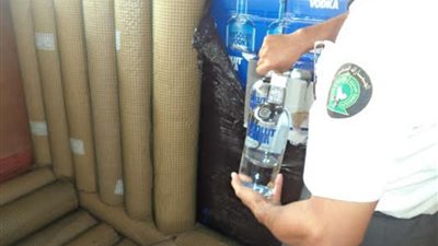 إحباط تهريب 23 ألف زجاجة خمر عبر منفذ 