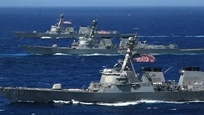 إيران تُجبِر سفينة حربية أمريكية على تغيير مسارها في الخليج