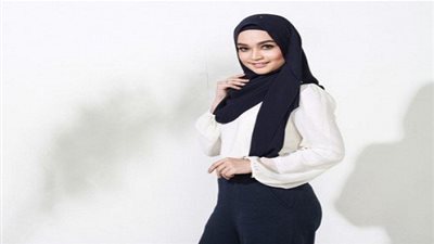 اطلالة عصرية ومليئة بالأنوثة من المونكروم للفتاة المحجبة