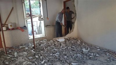الاحتلال يجبر فلسطينياً على هدم منزله بيده
