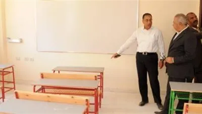 وزير الإسكان يفتتح مدرستان ومركز صحى بالعاشر من رمضان