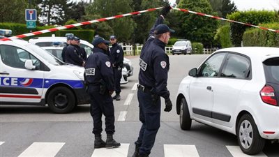 العثور على اسطوانات غاز في سيارة بالقرب من كاتدرائية في باريس