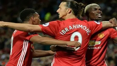 بالصور.. إبراهيموفيتش يشعل ديربي مانشستر ويسخر من حارس السيتي