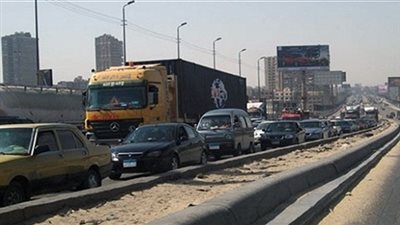 شلل مروري وتكس السيارات على طريق 