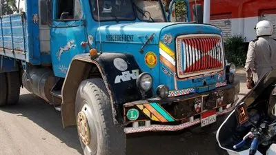 محافظ الشرقية يوقف بنفسه شاحنة سارت عكس الاتجاه أمام موكبه