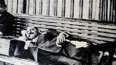 دولة النحاس باشا ينام على دكة خشب بسبب الدستور