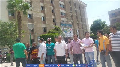 تجمهر معلمي الإسماعيلية لعدم صرف مستحقاتهم وإقالة وكيل المديرية (صور)