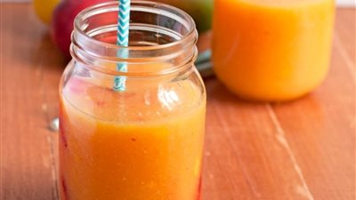 طريقة عمل سموثي المانجو والفراولة بالموز