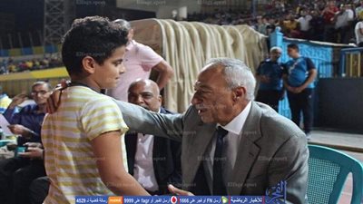 لقطة إنسانية من رئيس الإسماعيلي في مران الفريق (صور)