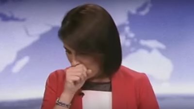 مذيعة تصاب بنوبة سعال أثناء تقرير عن الأنفلونزا