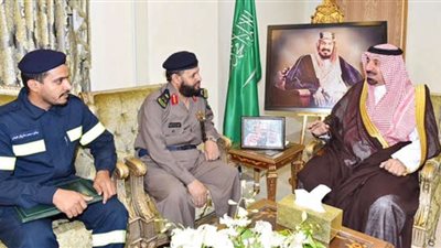 أمير نجران يكرّم رقيب دفاع مدني لجهوده في إخماد حريق بشركة الكهرباء