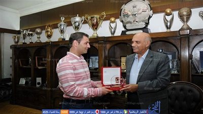 بالصور.. عماد وحيد يستقبل رئيس نادي فاردر المقدوني خلال زيارته للأهلي