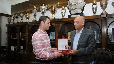 بالصور.. عماد وحيد يستقبل رئيس نادي فاردر المقدوني خلال زيارته للأهلي