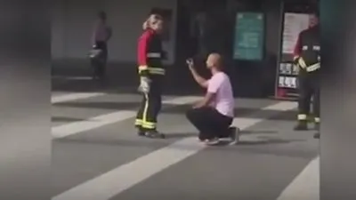 بريطاني يطلب الزواج من حبيبته أثناء مهمة إطفاء مزيفة