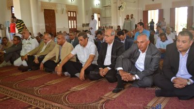 محافظ السويس الجديد يؤدي صلاة الجمعة بمسجد بدر (صور)