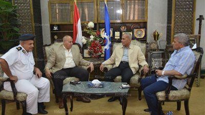 محافظ السويس الجديد يستقبل مدير الأمن ورؤساء الأحياء استعدادا لاستقبال عيد الأضحى (صور)