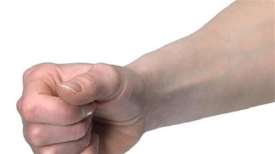 علماء يبتكرون قفّازاً يحفّز اليد المشلولة بإشارات كهربائية تساعدهم على الحركة 