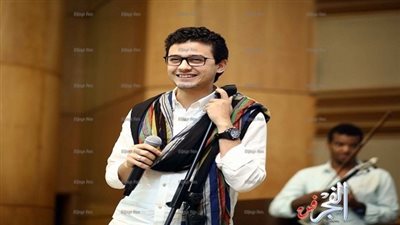 مصطفى عاطف  يغني بالسوري والاندونيسي في ساقية الصاوي 