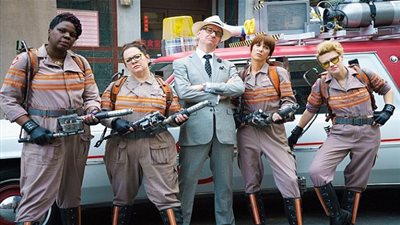 ليسلي جونز تحتفل بعيد ميلادها الـ49 وسط أسرتها