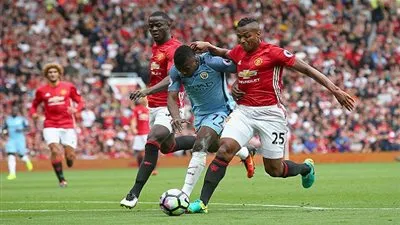 بالفيديو.. مورينيو يعترض بعد تدخل سيلفا العنيف على  فالنسيا 