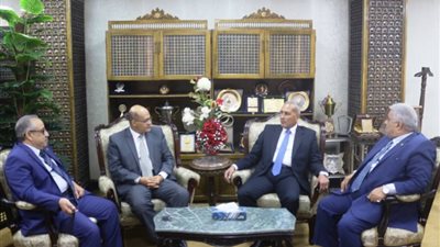 محافظ السويس يستقبل أعضاء مجلس النواب لتهنئته بمنصبه الجديد