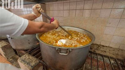 إطعام الحجاج وإسكانهم أعمال تستهوي الشباب للأجر والثواب خلال الحج