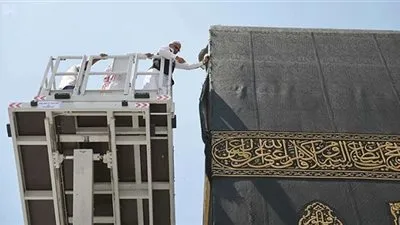 تجهيز الكعبة لوضع الكسوة الجديدة (صور)