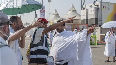 الكشافة يؤدون مهامهم في إرشاد الحجاج التائهين