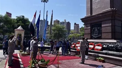 قيادات الإسكندرية يضعون أكاليل الزهور على النصب التذكارى للشهداء (صور)