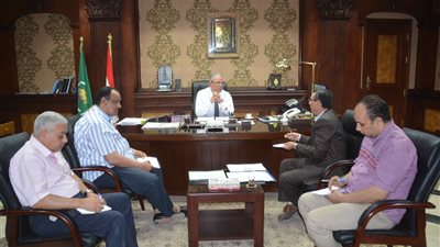 محافظ المنيا يبحث 