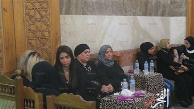 إيناس عز الدين في عزاء أسرة المطرب أحمد العيسوي (صور)