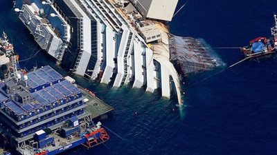 مصرع شخصين إثر اصطدام سفينة سياحية بجسر للسكك الحديدية بألمانيا