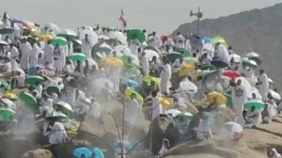 الحجاج يعانون من حرارة الطقس والمملكة تدفع بأجهزة تكييف إضافية