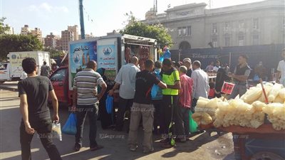 مواطنون يتجمهرون على سيارات اللحوم .. وبيطري الإسكندرية: فاسدة وحررنا لهم محاضر (صور)