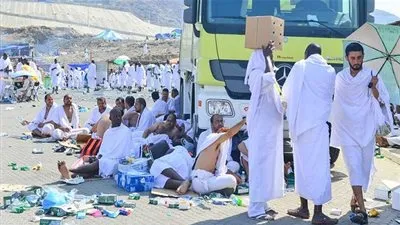 حجاج يركبون سيارات نقل بضائع ويفترشون حول الإسعاف و