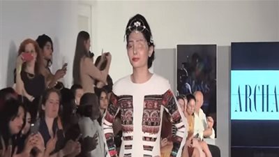  شاهد بالفيديو شابة هندية تحتلّ منصّات الأزياء العالمية بعدما قام زوج شقيقتها بحرق وتشويه وجهها