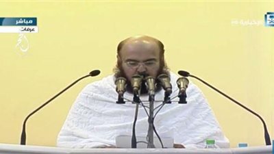 الجموع تملأ جنبات مسجد نمرة.. و