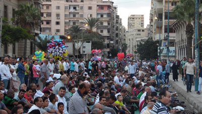 الألاف من المواطنين يؤدون صلاة العيد بمسجد 