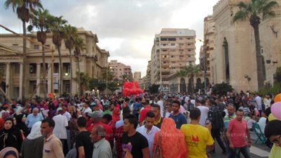 مواطنون يلتقطون الصور التذكارية عقب الانتهاء من أداء صلاة العيد في الإسكندرية (صور)