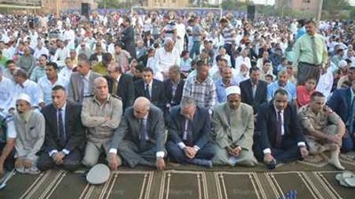 محافظ المنيا يؤدي صلاة عيد الأضحى بساحة الثانوية العسكرية (صور) 