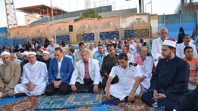 محافظ الإسماعيلية يؤدي صلاة العيد بالملاعب المفتوحة (صور)