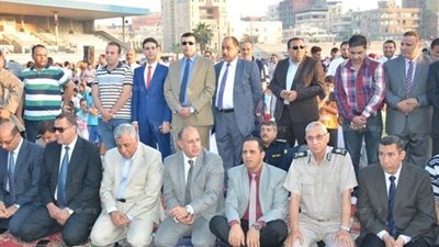 محافظ البحيرة ومدير الأمن يؤديان صلاة عيد الأضحى باستاد دمنهور (صور)